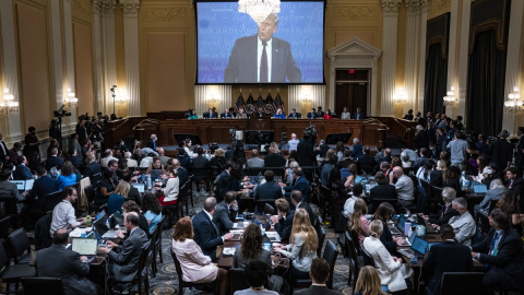 Se muestra en una pantalla un video del expresidente Donald Trump hablando, mientras el Comité Selecto de la Cámara que investiga el ataque del 6 de enero al Capitolio de EEUU