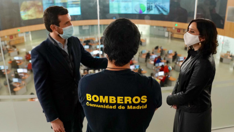 El líder del PP, Pablo Casado, y la presidenta madrileña Isabel Díaz Ayuso junto a un representante de los bomberos madrileños.