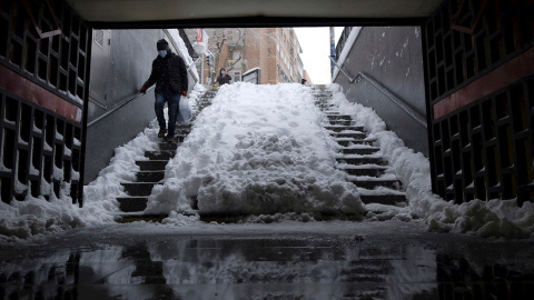 09/01/2021. El acceso al metro de Urgel, Carabanchel, casi impedido. - EFE