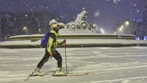 09/01/2021-Una persona avanza con esquíes junto a la fuente de Cibeles, cubierta de nieve por la borrasca Filomena, en Madrid (España) a 9 de enero de 2021