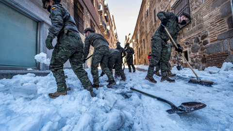 La Unidad Militar de Emergencias (UME) y la Brigada Paracaidista (BRIPAC) del Ejército de Tierra están desplegados desde esta noche en Toledo para efectuar trabajos de limpieza y conexión de vías y, sobre todo, para garantizar el servicio del AVE Madr