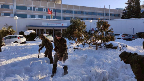 Efectivos del ejército de El Goloso retiran la nieve acumulada en los accesos del hospital Dr. R. Lafora, un centro situado en la zona norte de la Comunidad de Madrid que atiende a pacientes que precisan hospitalización psiquiátrica breve.