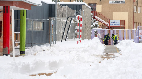 Operarios trabajando en un colegio de Ávila este domingo, donde se ha suspendido la actividad lectiva este lunes por decisión de la Junta de Castilla y León.