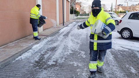 ARROYO DE LA ENCOMIENDA (VALLADOLID), 11/01/2021.- Operarios del servicio de limpieza de Arroyo de la Encomienda (Valladolid) esparcen sal por las calles del municipio. El servicio de emergencias 1-1-2 de Castilla y León gestionó 1.089 incidencias entre