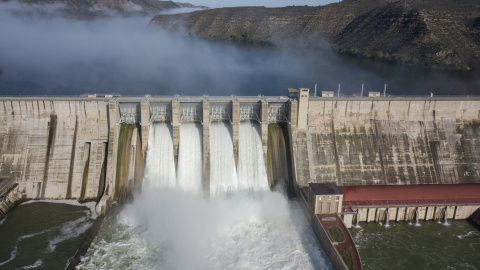 La presa de Mequinensa desembassant aigua