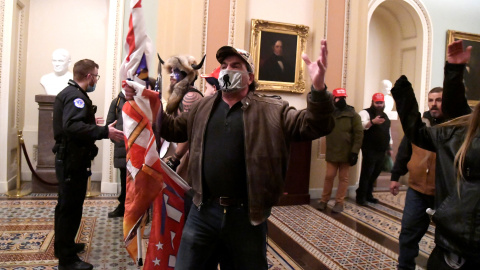 Seguidores de Donald Trump entran en el Capitolio.