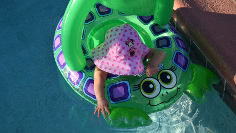 Un bebé juega en la piscina.