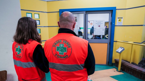 Sanitarios italianos espera para ser vacunados contra la covid en un hospital de Turín.