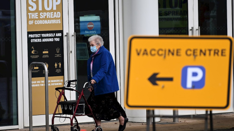 Una mujer sale de un centro de vacunación masiva en Empton, Reino Unido. Siete grandes centros para la vacunación masiva contra la covid-19 abrieron este lunes en Inglaterra, con los que el Gobierno británico espera acelerar el plan de inmunización de