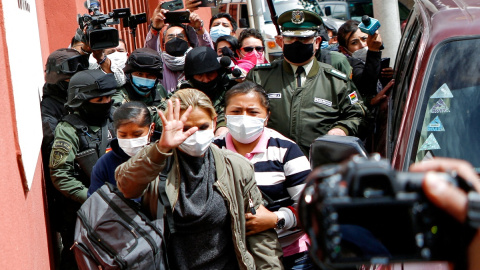 Jeanine Áñez llega a un cárcel de mujeres, en una imagen de archivo tomada el 15 de marzo de 2021 en La Paz (Bolivia)