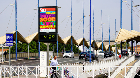 Un termómetro urbano en el Puente del Cachorro marca 42 grados durante el primer día de altas temperaturas en Sevilla, a 19 de mayo de 2022.