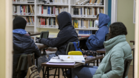 Alumnos con mantas y ropa de abrigo en las aulas por el frío extremo