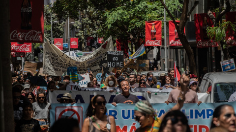 Una pancarta con el mensaje "Turista, vete a casa" en la manifestación ecologista de Santa Cruz