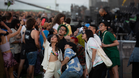 Un grupo de personas durante la cuarta jornada del Festival Primavera Sound Barcelona, en Sant Adriá de Besòs, a 9 de junio de 2022, en Barcelona.