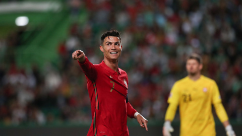 El portugués Cristiano Ronaldo reacciona durante el partido de fútbol de la UEFA Nations League entre Portugal y Suiza en Lisboa, Portugal, el 05 de junio de 2022.