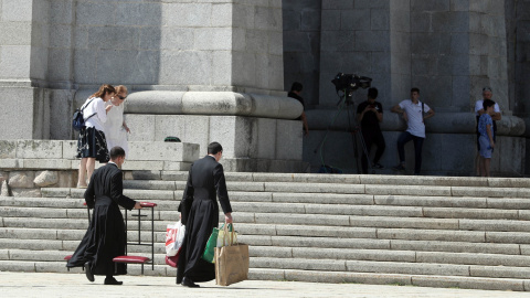 Un par de sacerdotes se acercar a la la entrada de la basílica del Valle de los Caídos. EFE/ J.J.Guillen