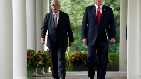 El presidente de la Comisión Europea, Jean-Claude Juncker, con el presidente de los EEUU, Donald Trump, en la Casa Blanca, el pasado julio. REUTERS/Joshua Roberts