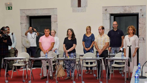 Cientos de concejales, cargos públicos, empleados municipales y ciudadanos de distintos concejos asturianos han guardado hoy un minuto de silencio en recuerdo del concejal de IU de Llanes Javier Ardines. EFE