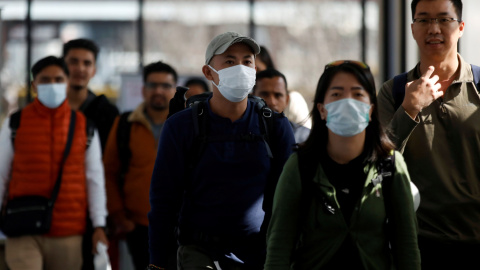 Pasajeros con máscaras llegan al Aeropuerto Internacional de Tribhuvan después de que Nepal confirmó el primer caso de coronavirus en el país, en Katmandú, Nepal, REUTERS / Navesh Chitrakar