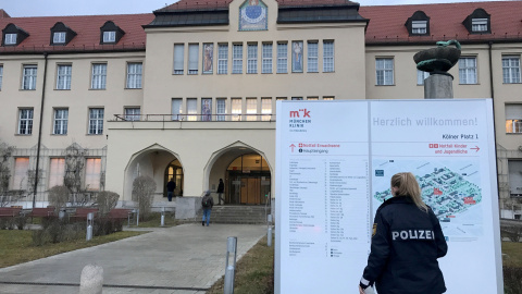 La oficial de policía mira el mapa clínico del Klinikum Schwabing, después de que Alemania declarara su primer caso confirmado del coronavirus mortal que estalló en China, en Munich, Alemania, el 28 de enero de 2020. REUTERS / Ayhan Uyanik