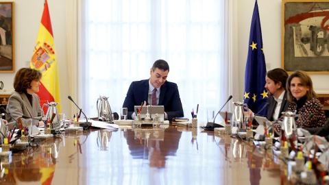 El presidente del Gobierno, Pedro Sánchez, preside el primer Consejo de Ministros, celebrado en el Palacio de la Moncloa. EFE/ Emilio Naranjo