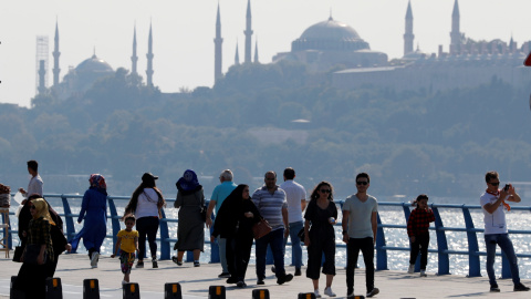 Personas paseando cerca del Bósforo en Estambul. / REUTERS - OSMAN ORSAL