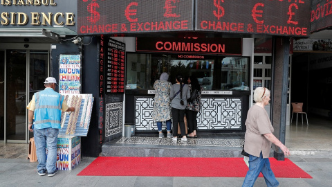 Una oficina de cambio de moneda en Estambul. / REUTERS - OSMAN ORSAL