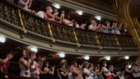 Un grupo de personas aplaude durante el acto de entrega del título de Hija Predilecta de Madrid a Almudena Grandes, en el Teatro Español de la capital. E.P./Fernando Sánchez