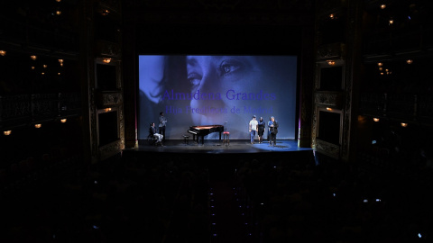 El poeta Luis García Montero y otros miembros de la familia participan en el acto de entrega del título de Hija Predilecta de Madrid a Almudena Grandes, en el Teatro Español de la capital. E.P./Fernando Sánchez