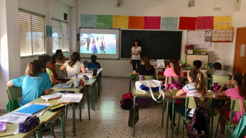 La técnica de educación de No Te Prives, Eva Illán, durante una de las charlas que imparte./ No Te Prives