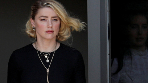 01/06/2022.- Amber Heard abandona la corte después de que el jurado anunciase el veredicto sobre el juicio con su exmarido. REUTERS/Tom Brenner