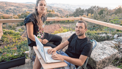 23/06/2022 - Imagen de archivo de Edo Sadikovic y María Rodríguez, dos nómadas digitales que trabajan en una zona rural de Galicia.