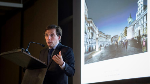 El alcalde de Madrid, José Luis Martínez-Almeida, durante la presentación de la remodelación de la Puerta del Sol, que supondrá la peatonalización de esta emblemática plaza. EFE/Luca Piergiovanni