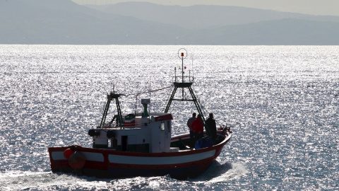 27/01/2020.- Un barco de pescadores sale del puerto de Tarifa (Cádiz) en busca de los tripulantes desaparecidos del pesquero Rúa Mar. / EFE - A. CARRASCO RAGEL