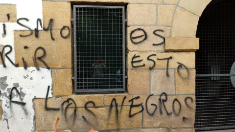 Pintadas racistas en la fachada del centro que acogerá a migrantes en Irún./Antxeta Irratia/TWITTER