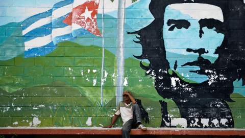 15/06/2022 - Imagen de archivo de un cubano descansando junto a un grafiti del cubano Ernesto "Che" Guevara en la Habana (Cuba), el 31 de marzo de 2017.