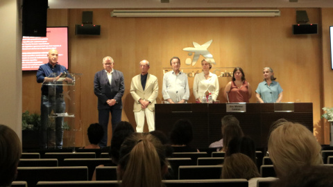 Representants del Moviment per Aturar el Maltractament a les persones grans en la jornada impulsada coincidint amb el Dia Mundial de la presa de consciència d'aquest abús i violència, al Palau Macaya de Barcelona.