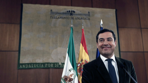 El líder del PP-A, Juanma Moreno, durante su comparecencia  en el Parlamento de Andalucía en Sevilla tras firmar los acuerdos con Cs y Vox para su investidura como próximo presidente de la Junta de Andalucía. EFE/Jose Manuel Vidal.