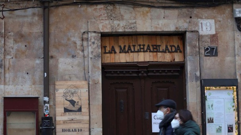 Una pareja pasa frente al centro cultural La Malhablada de Salamanca