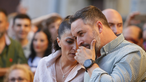 El presidente de Vox, Santiago Abascal, y la candidata de Vox a la Presidencia de la Junta, Macarena Olona, en un acto público en Córdoba el 4 de junio.