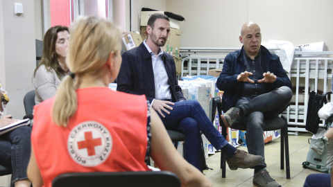 El president del Fons Català de Cooperació al Desenvolupament, Isidre Pineda, i el director de l’ens, David Minoves, reunits amb representants de Creu Roja a Varsòvia.