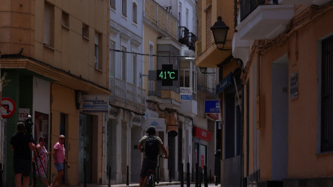 Varias personas caminan por las calles de Badajoz con temperaturas por encima de los 40ºC en la primera ola de calor del año.