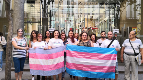 Personas trans y sus familias exigen tarjetas sanitarias con el nombre 'sentido' ante la Consejería de Sanidad de Madrid