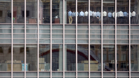 Foto del 11 de septiembre de 2008, de los empleados de Lehman Brothers, en su sede en Londres, en el distrito financiero de Canary Wharf, que escuchan las explicaciones de sus jefes sobre la situación de la entidad, pocos días antes de que el banco queb