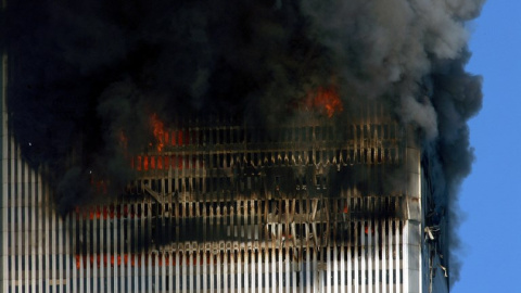 Humo y llamas en una de las Torres Gemelas de Nueva York, tras el ataque terrorista del 11-S de 2001. AFP/Henry Ray Abrams