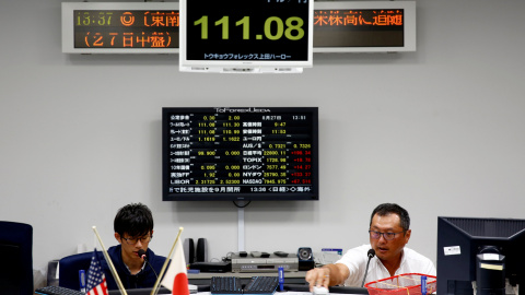 Operadores del mercado de divisas, en Tokio. REUTERS/Kim Kyung-Hoon