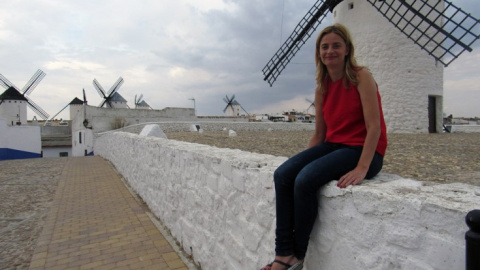 Ana Belén Pintado, junto a uno de los molinos de viento de su pueblo, Campo de Criptana (Ciudad Real).- LAURA FIGUEIREDO