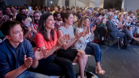 El líder de Más País, Íñigo Errejón (1i); la portavoz de Más Madrid en el Ayuntamiento, Rita Maestre (3i); y la vicepresidenta segunda del Gobierno y ministra de Trabajo, Yolanda Díaz (4i), en el acto de presentación del libro ‘Política sin an