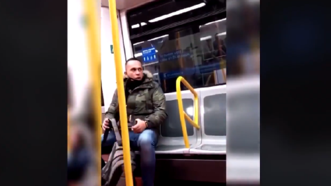 Un hombre suelta insultos racistas a una mujer en el metro de Madrid.