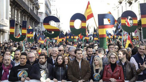 Detalle de la cabecera de la manifestación de Jusapol en Barcelona, el 20 de enero, de 2018, con la plana mayor de Ciudadanos en el centro de la pancarta principal.